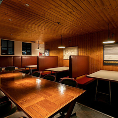 8名様まで座れる大きなテーブルをご用意しております。誕生日会や女子会、会社の飲み会など、大人数でのご利用に最適です。広々とした空間で、特別なひとときを存分にお楽しみください。