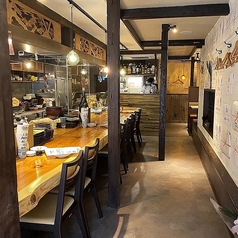 貸切利用は35名様から最大40名様まで対応可能！職場の歓送迎会や打ち上げ、同窓会、地元の集まりなど、大人数での宴会・パーティーにもぴったりの空間です。地鶏や鮮魚、豊富なオリジナルドリンクを囲んで、笑顔あふれる特別なひとときをお過ごしください。飲み放題付きコースのご相談もお気軽にどうぞ！