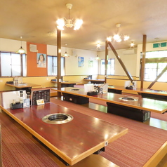 【座敷6人×6席】広々とした店内は、明るさと活気に満ちています！友達や家族と一緒に楽しむのに最適な座敷は、最大6人まで利用可能で、にぎやかに食事を楽しめます♪完全禁煙のため、煙を気にせずに食事を楽しむことができるこの場所で、心温まるひとときを過ごせます！美味しいお肉が待っているので、ぜひご利用ください