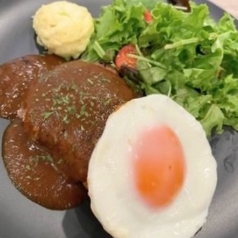 ハンバーグ卵のせ