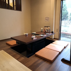 【小宴会や家族利用におすすめ】6名様向け掘りごたつ式座敷×1をご用意しております。広めの席になっておりますので、くつろいでいただくのにぴったりです◎