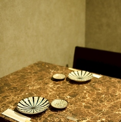 デートや親しい友人との語らいに最適な、1～2名様用のお席をご用意しております。落ち着いた雰囲気のプライベート感のある空間がお食事の時間をより一層贅沢に演出します。美味しい料理と共に、心温まる素敵な時間をお楽しみください◎栄でのショッピング帰りや、しっぽりと飲みたい夜にぜひ！