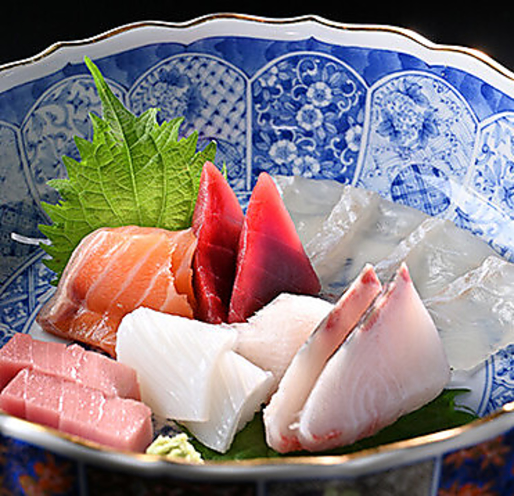 細部にまでこだわり抜いた魚料理をご提供！当店を象徴とする看板メニュー「お造り盛合せ」をどうぞ。
