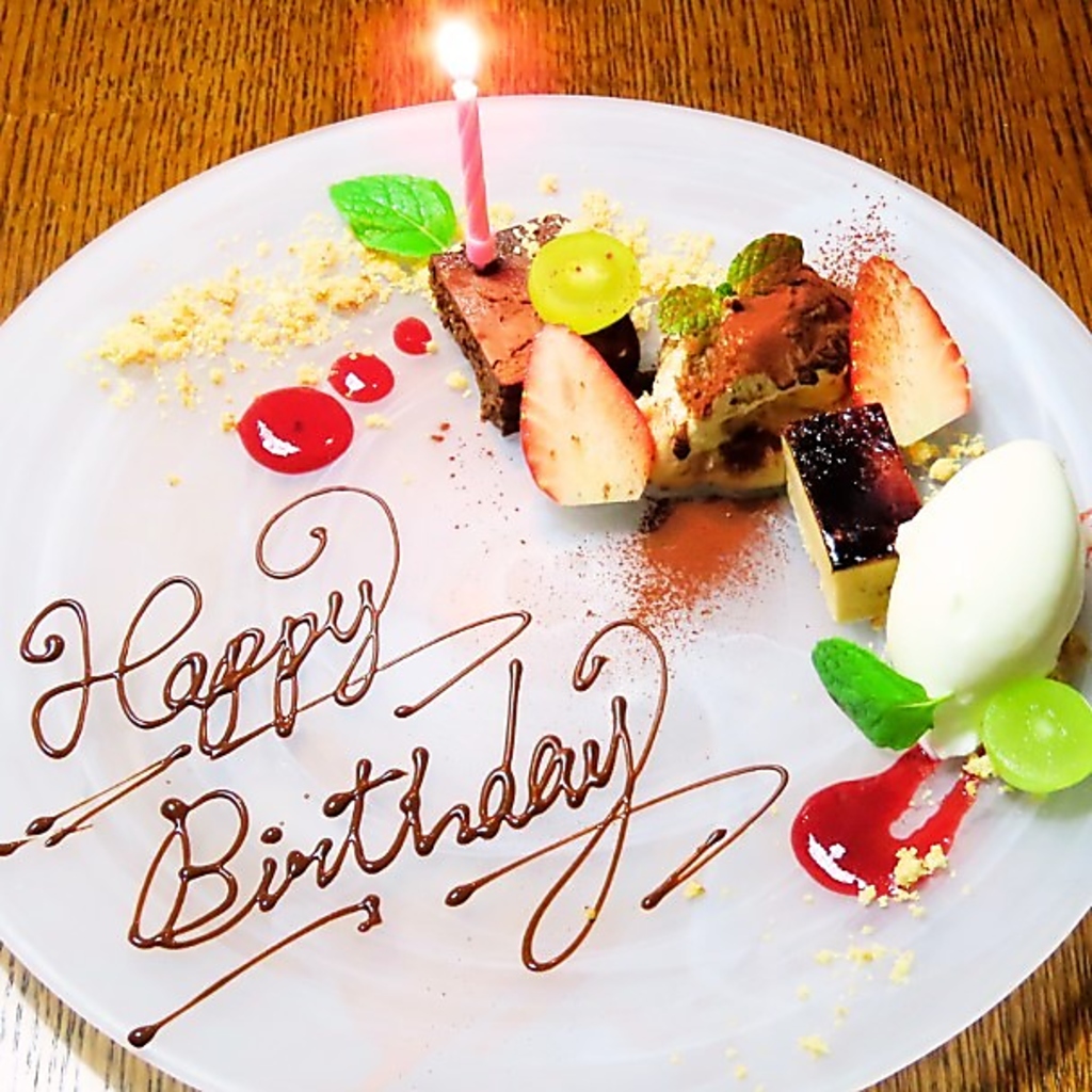 華やかなデコレーションやメッセージは特別な日を盛上げSNS映えにも最適◎友人とシェアする楽しみも!