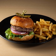 食べごたえ抜群！自慢のアメリカンバーガーの写真