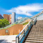 当店はJR鹿児島本線黒崎駅の自由通路南口より徒歩約2分という、アクセス抜群の好立地にございます。駅からの道のりも分かりやすいため、お仕事帰りや待ち合わせにも非常に便利です。ランチから飲み会まで、幅広いシーンでご活用いただけます。