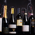 黒板に書かれた数々のイタリアンワイン。イタリア各地のワインをお楽しみください。