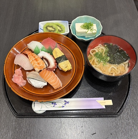 1名でも気軽に立ち寄れるカウンターから、20名までの団体もくつろげる気楽な雰囲気。