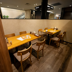 複数人数でも安心のテーブル席
