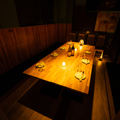 デートやビジネスランチ、商談などプライベート感を重視するシーンに最適な個室席。落ち着いた雰囲気の中でシェフこだわりの肉料理を堪能。扉付きの完全個室は大人の隠れ家としても人気。