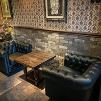 多彩な座席を完備◆こだわり抜いたお洒落な英国風空間