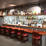 豊富な酒瓶が並ぶ圧巻のカウンター。洗練された大人の空間で、厳選された銘酒を心ゆくまで堪能。