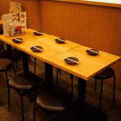 テーブルを囲んで気軽に集まれる、4～6名様向けテーブル席！友人との飲み会や同僚との打ち上げ、女子会にもぴったりです！気の合う仲間を誘って、にぎやかなひとときをお楽しみください！