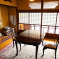 【一の間】心地よい会話が響く空間。 畳の上に佇む重厚なテーブルが温かい雰囲気を醸し出します。二人の距離が自然と近づき、心の交流が深まる。手を伸ばせば届く距離で、特別な思い出を共有するのに最適な場所です。