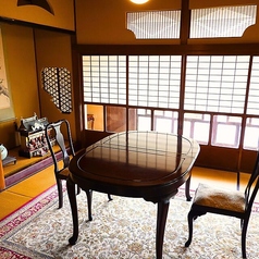 【一の間】心地よい会話が響く空間。 畳の上に佇む重厚なテーブルが温かい雰囲気を醸し出します。二人の距離が自然と近づき、心の交流が深まる。手を伸ばせば届く距離で、特別な思い出を共有するのに最適な場所です。