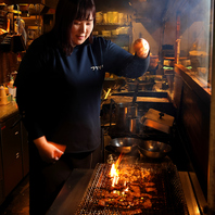 目の前のオープンキッチンで焼き上げる炭火焼き！