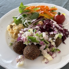 紫蘇のファラフェル惣菜プレート