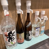 こだわりの日本酒や焼酎、レモンサワーを楽しめるセルフサーバーも完備。ボトルから直接注げるプッシュ式のサーバーには、「幻の露」や「白水」といった本格焼酎や、人気の「氷結無糖」リキュールなどが並びます。お好みの割り材と組み合わせて、自分流のオリジナルレモンサワーや焼酎割りを作る楽しさが広がります！