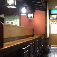 お一人様でも気軽にご利用いただけるカウンター席。お仕事終わりのサク飲みやデート、同僚とのサシ飲みにおすすめ◎