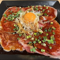 薄切黒毛和牛の炙り刺し　卵黄を添えて