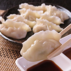 中国伝統の水餃子はモチモチでジューシー！の写真