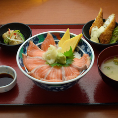 お手頃価格で美味♪丼３種類☆小鉢ニ種、味噌汁、漬物付
