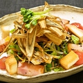 料理メニュー写真 厚切りベーコンと揚げゴボウのサラダ