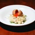 料理メニュー写真&nbsp;いぶりがっこのポテサラ(燻製の味玉のせ)