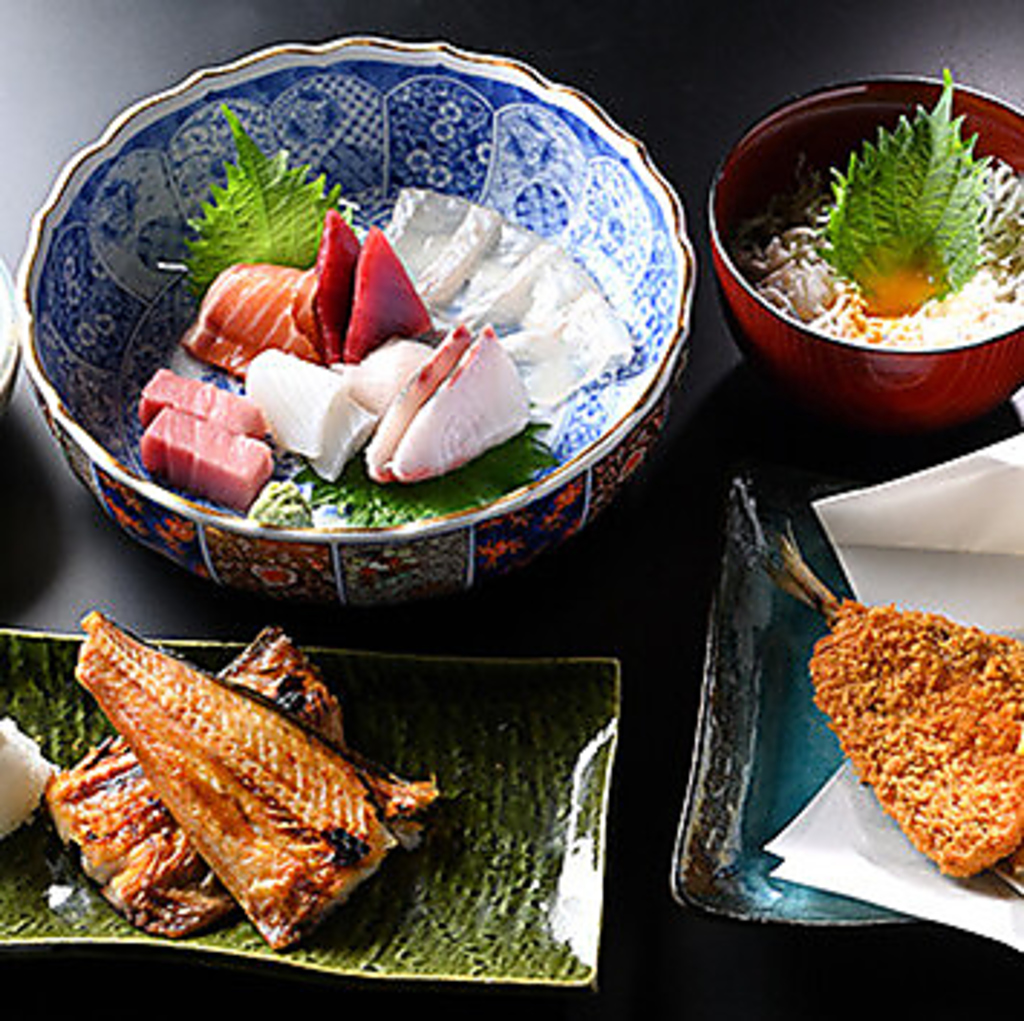 毎朝市場から仕入れる鮮度抜群の料理と美味しいお酒を楽しむことができる当店で、特別なひとときを♪