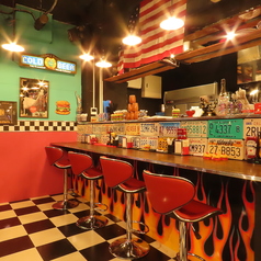 カウンター席では調理の様子も眺められ、スタッフさんにおすすめのメニューも聞きやすい♪イスの下の炎模様がワイルドでたまらないこの席で、至福のひとときを楽しんで♪