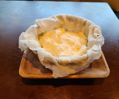 竹籠に入ったレアチーズケーキ