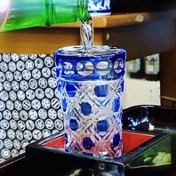 寿司や逸品料理の味をさらに引き立てる厳選された地酒