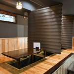 掘りごたつ式の座敷は、ロールスクリーンで仕切られた半個室空間。周囲を気にせずゆっくり寛げます。