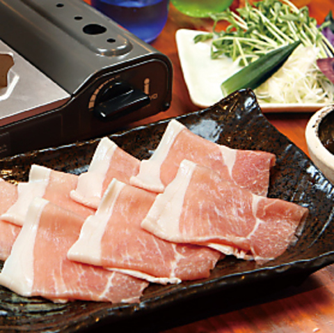 沖縄の伝統料理やあぐー豚の白湯そば定食などを提供します
