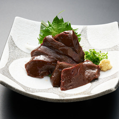 希少な馬レバー刺し！モツ料理も豊富！