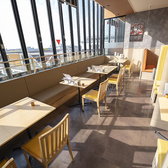 広々とした店内ではご家族様、ご友人、お一人様でもごゆったりとくつろげる空間となっております。