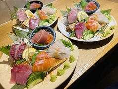 産地直送鮮魚の贅沢な盛り合わせと厳選日本酒