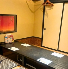 【最大16名様まで】会食や顔合わせ、親しい方との集まりに最適な座敷個室。落ち着いた和の空間でゆったり過ごせます。足を伸ばして寛げるため長時間のお食事でも安心。ゆとりある空間で大切な時間をお過ごしいただけます。各種お集まりに柔軟に対応いたします。ぜひご利用ください。