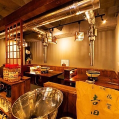 ご家族や仲間とワイワイ楽しめる4名様向けのテーブル席。炭火焼肉を囲んで会話も弾みます。
