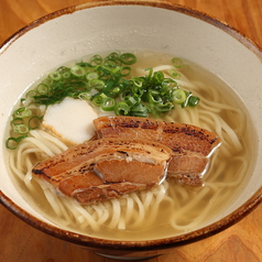 【〆にもぴったり！】沖縄三枚肉そば900円(税込)の写真