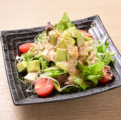 豆腐とアボカドの胡麻ドレサラダ