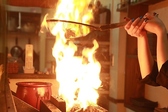 カウンターの目の前にある調理場には焼き場があり、店主が一本、一本丁寧に焼き上げる姿を見ることができます。また炎を出して焼くこともあり、ライブ感のあるお席になっています。