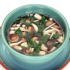 青菜とキノコ、春雨のスープ