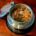 料理メニュー写真&nbsp;牛テールと蓮根きんぴら釜飯