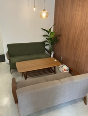 4名様でご利用可能なソファー席も1卓ご用意しております◎リラックスしてお食事を楽しめるお席となっており、お子様連れ歓迎ですのでご家族でのご利用にも最適です！名物クロッフルやカフェラテを味わいながら日常の中の小さなリトリートを満喫して♪