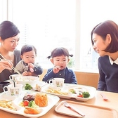 お子様連れにも安心の設備あり。お子様用椅子や、お子様用の食器もご用意致します。ぜひご相談下さい。
