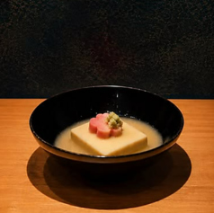 【職人の技】出汁香る、繊細な胡麻豆腐のあんかけの写真