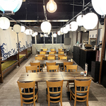 客を待つ、提灯に照らされたダイニング