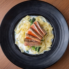 レアサーモンとほうれん草のクリームパスタ