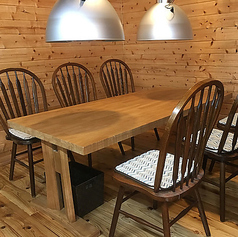 テーブル席(1～6名様)オープンキッチンとなっている為、開放的空間でお食事が楽しめます。